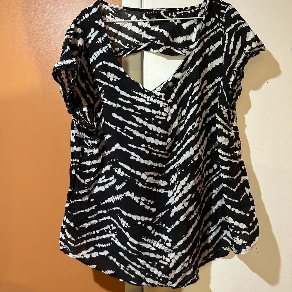 Torrid Black and White Blouse Size 2 (18/20)